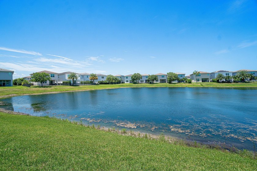 HURRY, THIS ONE WONT LAST !!! LUXURY LIVING ON A SPECTACULAR - photo 50