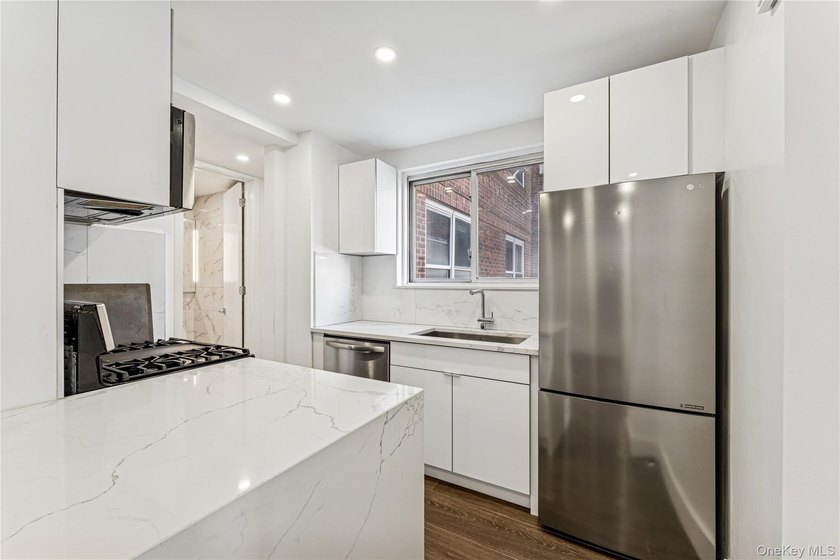 Elegant Forest Hills Living: Renovated Jr-4 Near Austin Street - photo 3