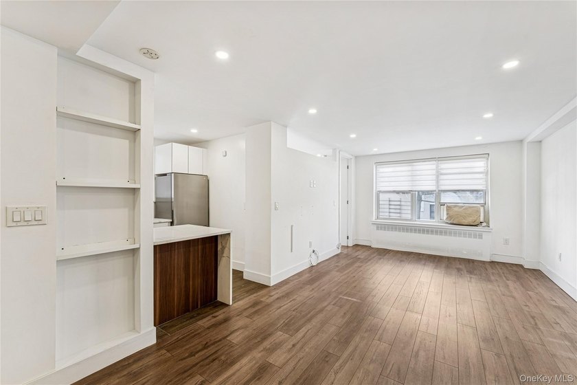 Elegant Forest Hills Living: Renovated Jr-4 Near Austin Street - photo 6