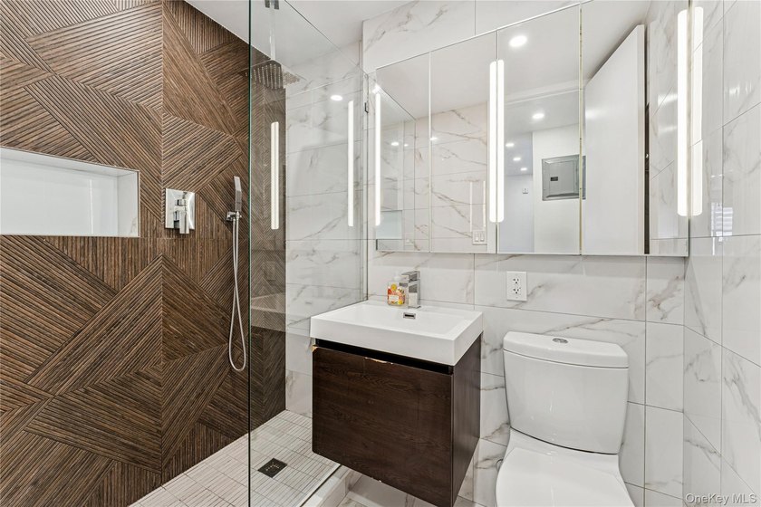 Elegant Forest Hills Living: Renovated Jr-4 Near Austin Street - photo 7