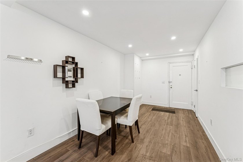 Elegant Forest Hills Living: Renovated Jr-4 Near Austin Street - photo 9