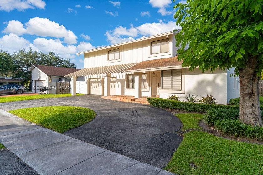 NO HOA !! Welcome to this beautifully maintained 4-bedroom, 2 - photo 3