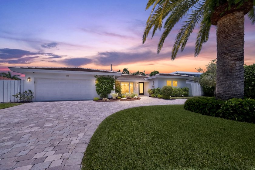 Beautifully updated home in fabulous community shows like a - photo 2
