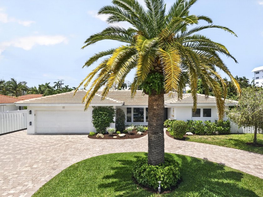 Beautifully updated home in fabulous community shows like a - photo 3