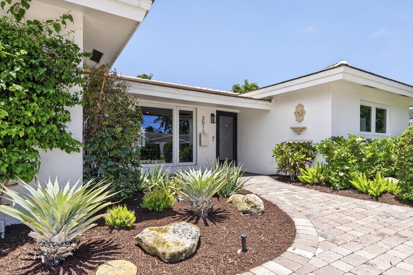 Beautifully updated home in fabulous community shows like a - photo 4