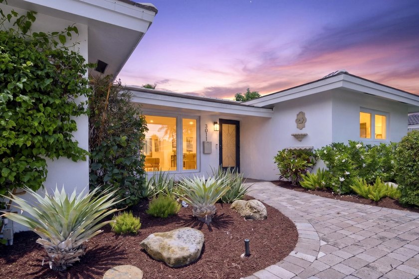 Beautifully updated home in fabulous community shows like a - photo 5