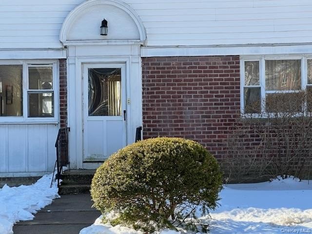 Two bedroom deluxe, oak floors, close to all, lower unit. Base - photo 2