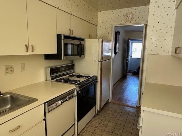 Two bedroom deluxe, oak floors, close to all, lower unit. Base - photo 5