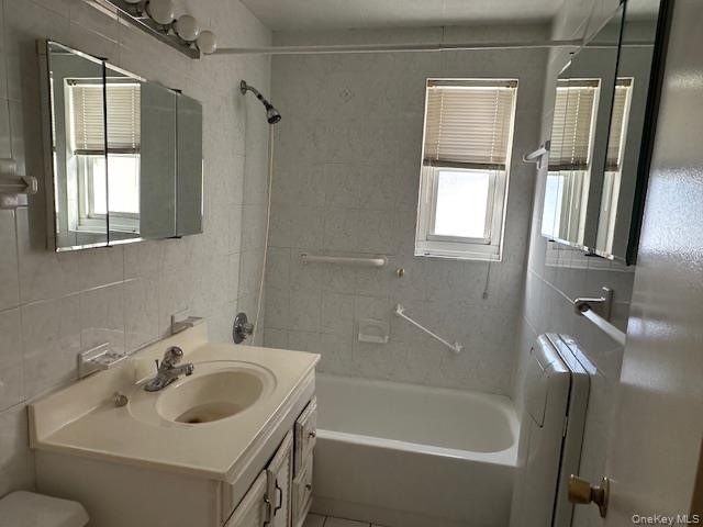 Two bedroom deluxe, oak floors, close to all, lower unit. Base - photo 7