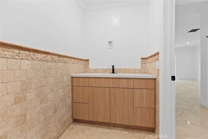 Prime location in Glendale! Beautiful and spacious TownHouse - photo 15