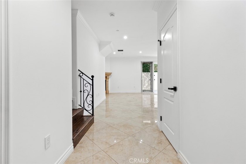 Prime location in Glendale! Beautiful and spacious TownHouse - photo 16