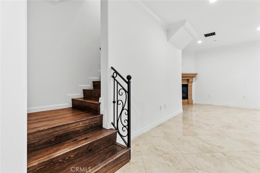 Prime location in Glendale! Beautiful and spacious TownHouse - photo 17