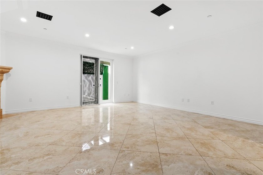 Prime location in Glendale! Beautiful and spacious TownHouse - photo 18