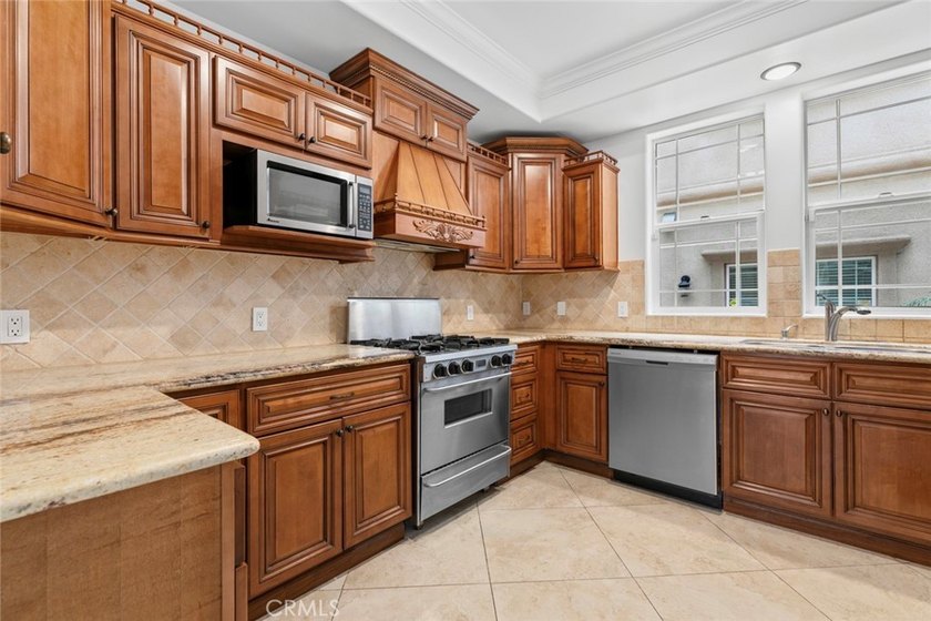 Prime location in Glendale! Beautiful and spacious TownHouse - photo 23