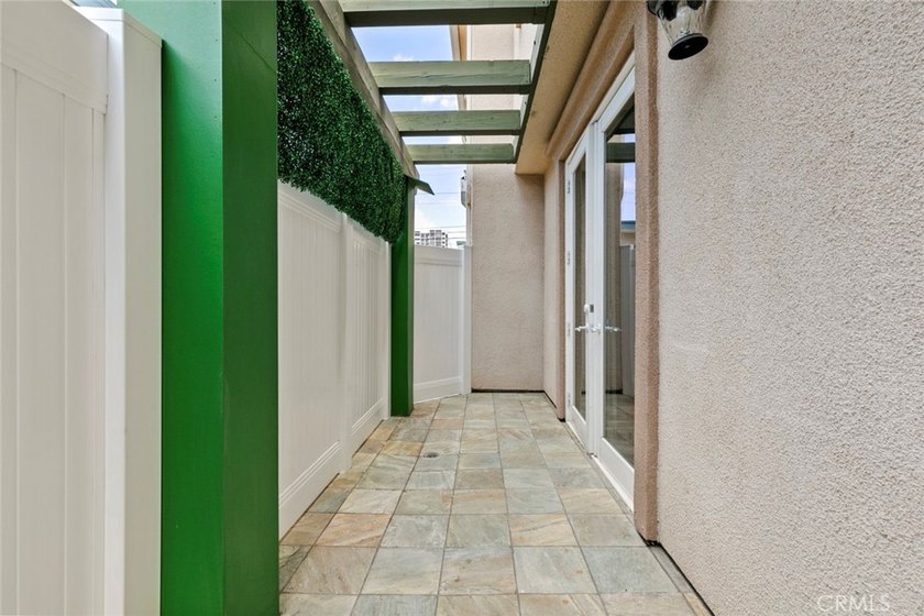 Prime location in Glendale! Beautiful and spacious TownHouse - photo 27