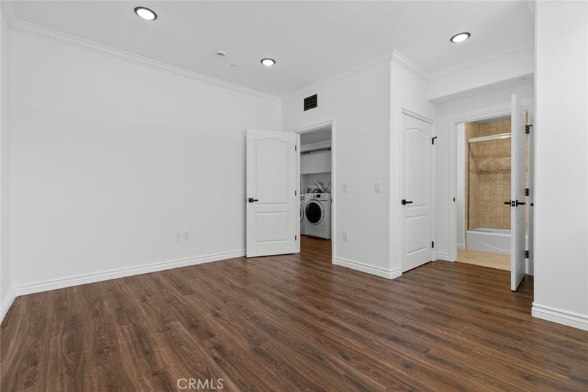 Prime location in Glendale! Beautiful and spacious TownHouse - photo 32
