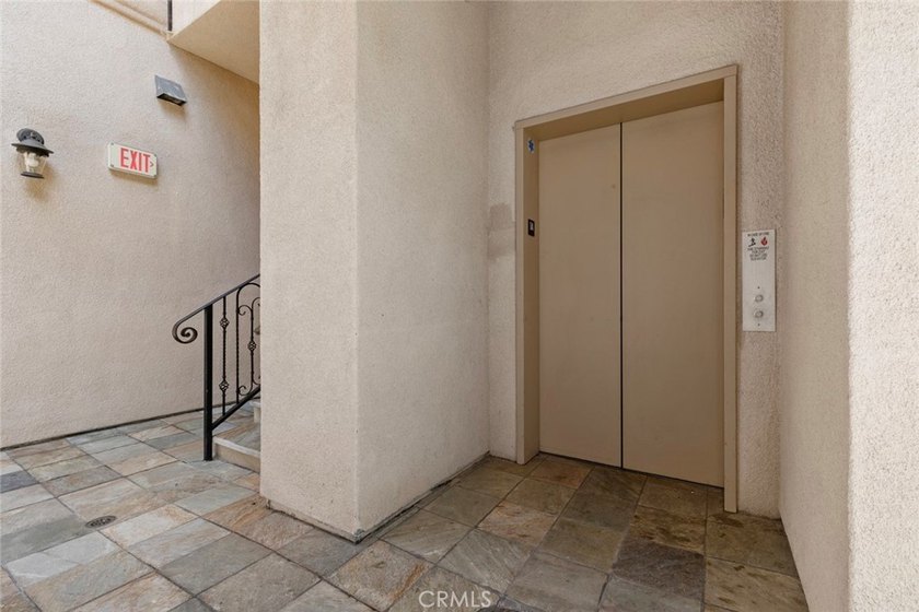 Prime location in Glendale! Beautiful and spacious TownHouse - photo 44