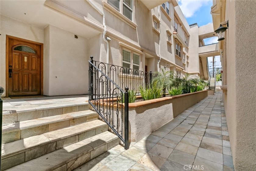 Prime location in Glendale! Beautiful and spacious TownHouse - photo 45