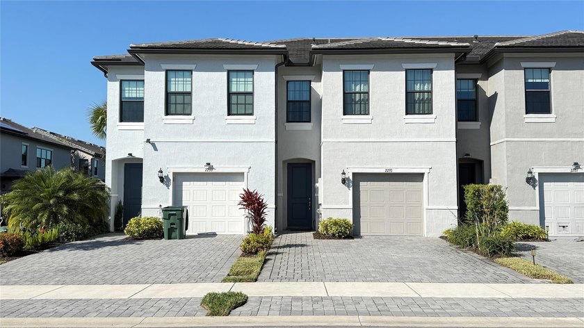 Experience luxury living in the gated community of Oak Tree! - photo 2