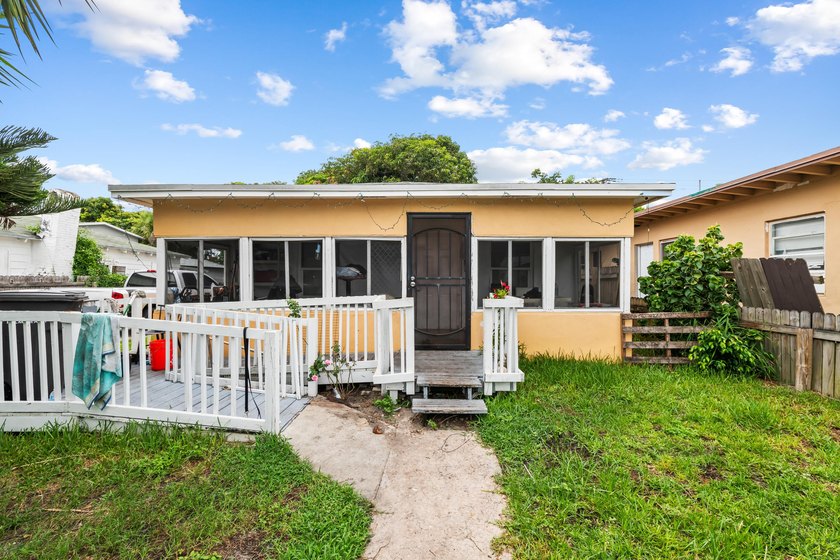 Discover this charming 3-bedroom, 1-bathroom single-family - photo 3