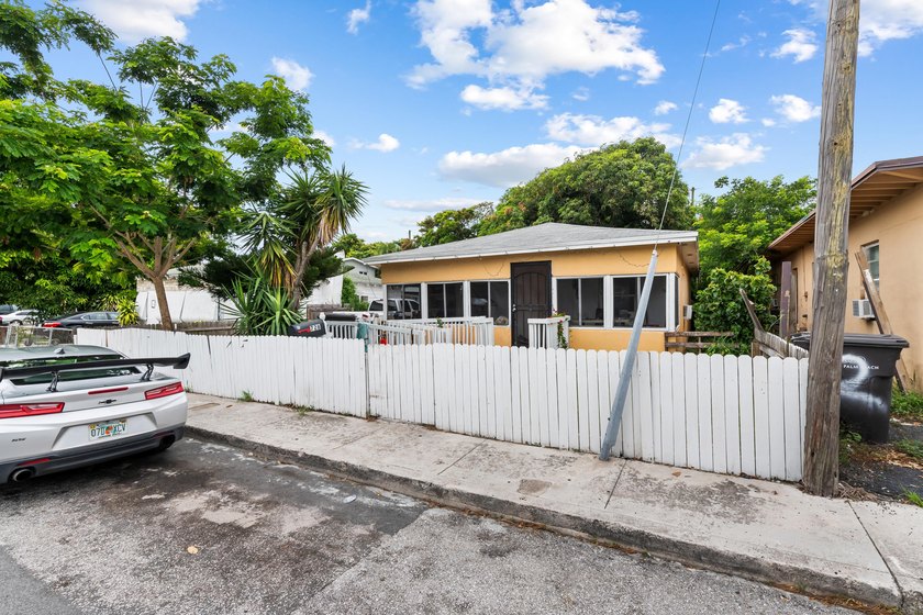 Discover this charming 3-bedroom, 1-bathroom single-family - photo 4