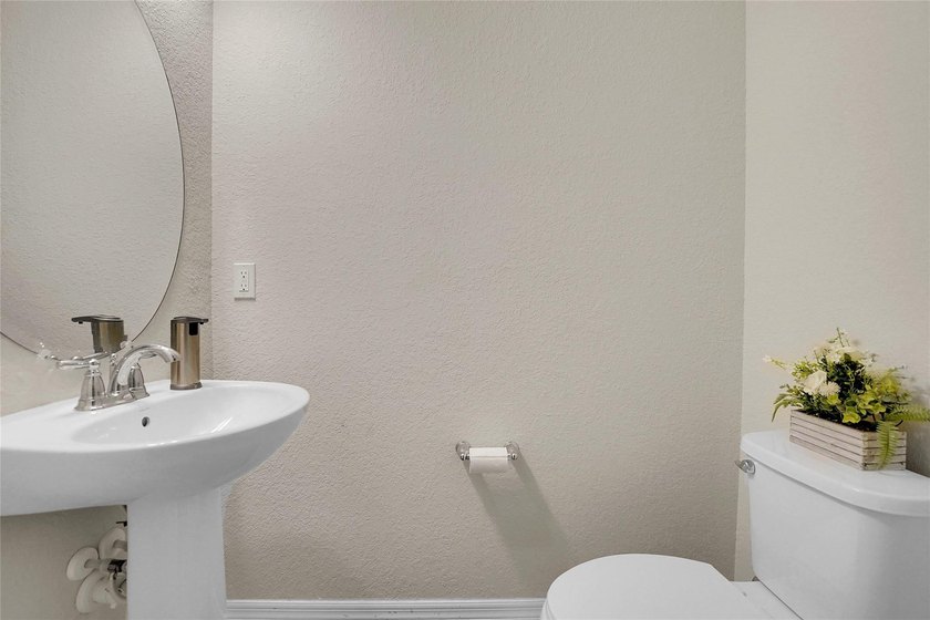 Experience luxury living in the gated community of Oak Tree! - photo 4