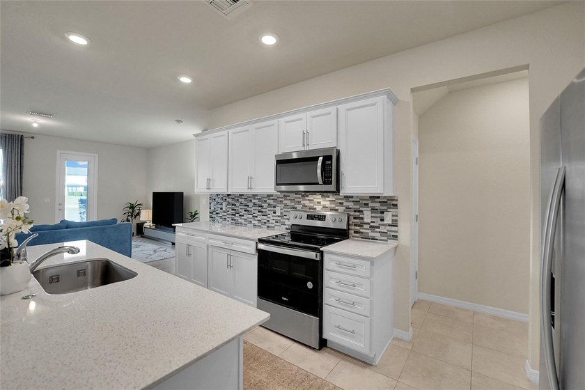 Experience luxury living in the gated community of Oak Tree! - photo 5