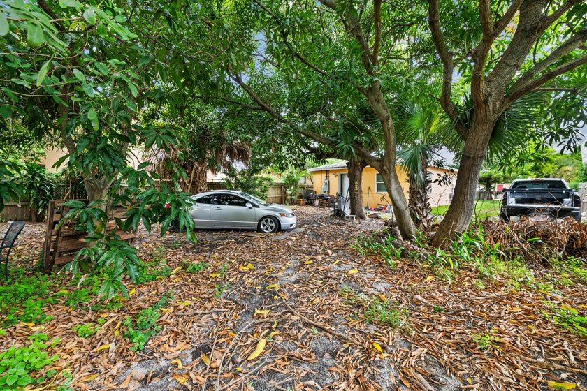Discover this charming 3-bedroom, 1-bathroom single-family - photo 6