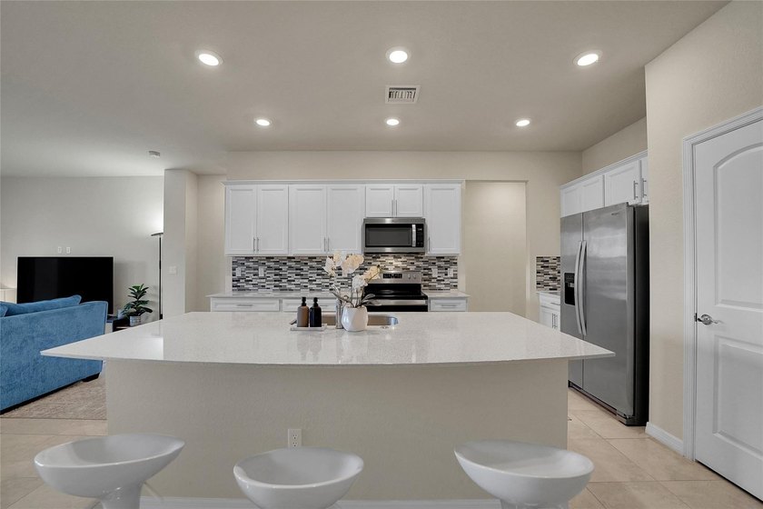 Experience luxury living in the gated community of Oak Tree! - photo 6