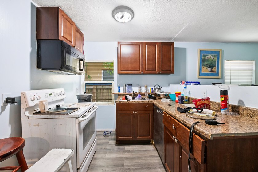 Discover this charming 3-bedroom, 1-bathroom single-family - photo 7
