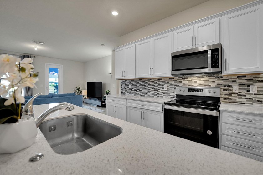 Experience luxury living in the gated community of Oak Tree! - photo 7