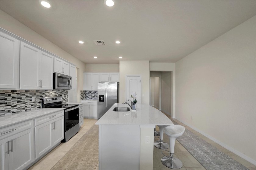 Experience luxury living in the gated community of Oak Tree! - photo 9