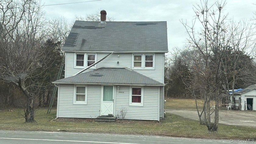 This colonial-style home features three bedrooms, two full baths - photo 2