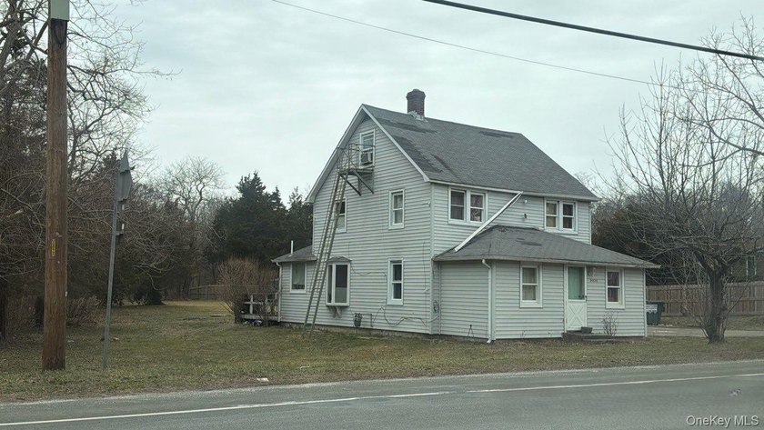 This colonial-style home features three bedrooms, two full baths - photo 4