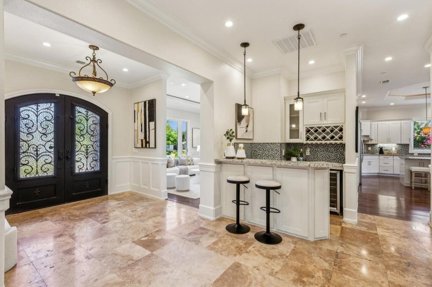 Welcome to 18548 Paseo Tierra in Saratoga, a stunning executive - photo 4