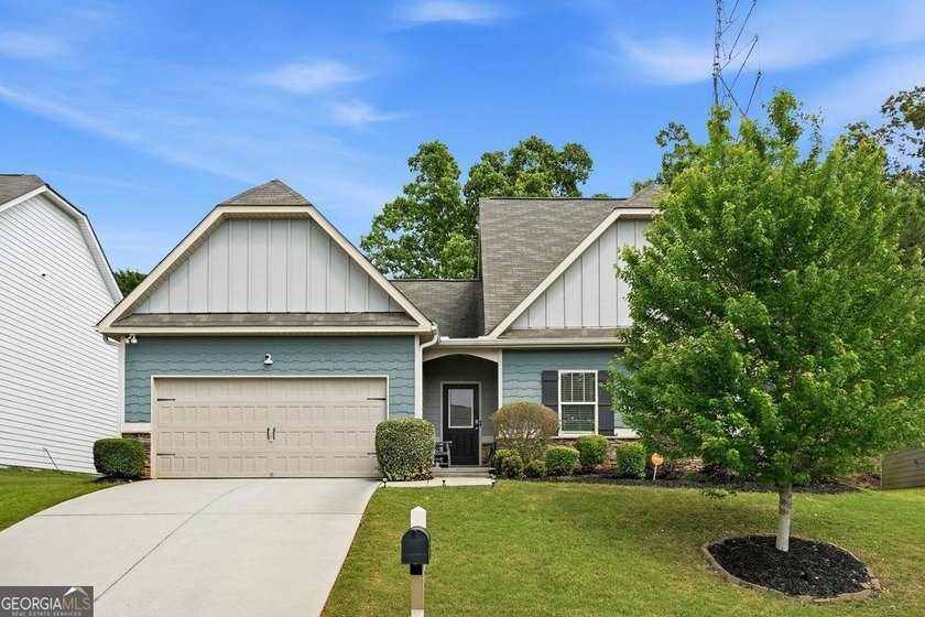 Welcome to this beautiful home located in the prestigious Mirror - photo 4