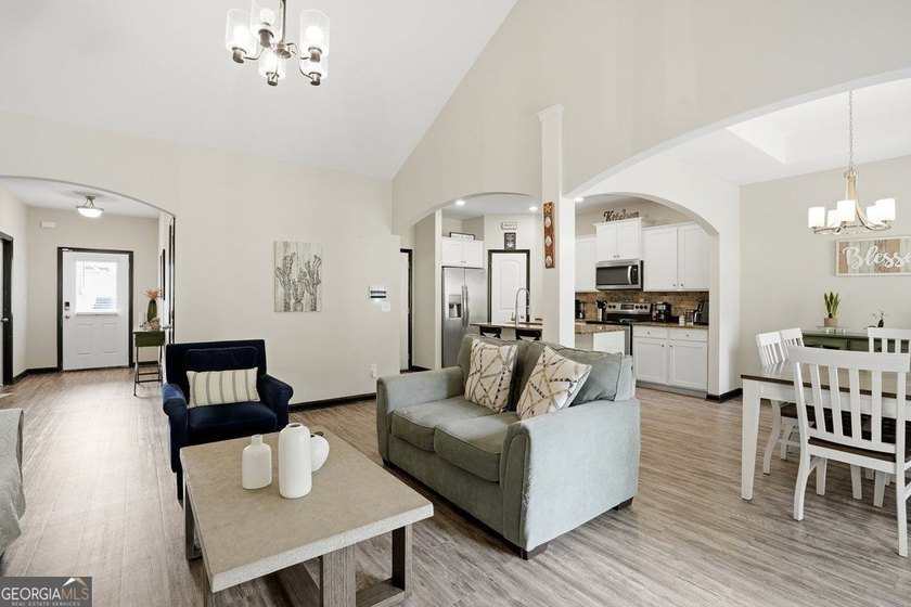Welcome to this beautiful home located in the prestigious Mirror - photo 8