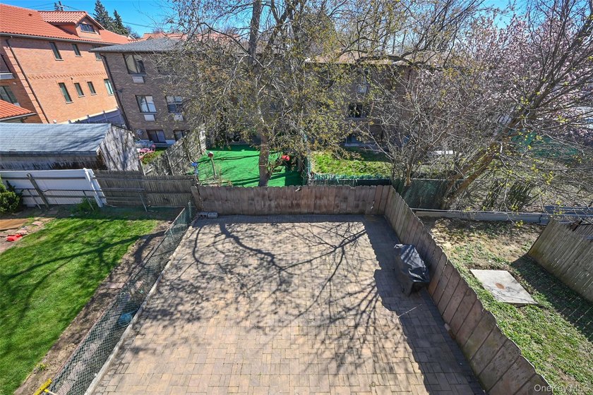 Turn-key brick 2-family in prime Bayside! Great investment - photo 22