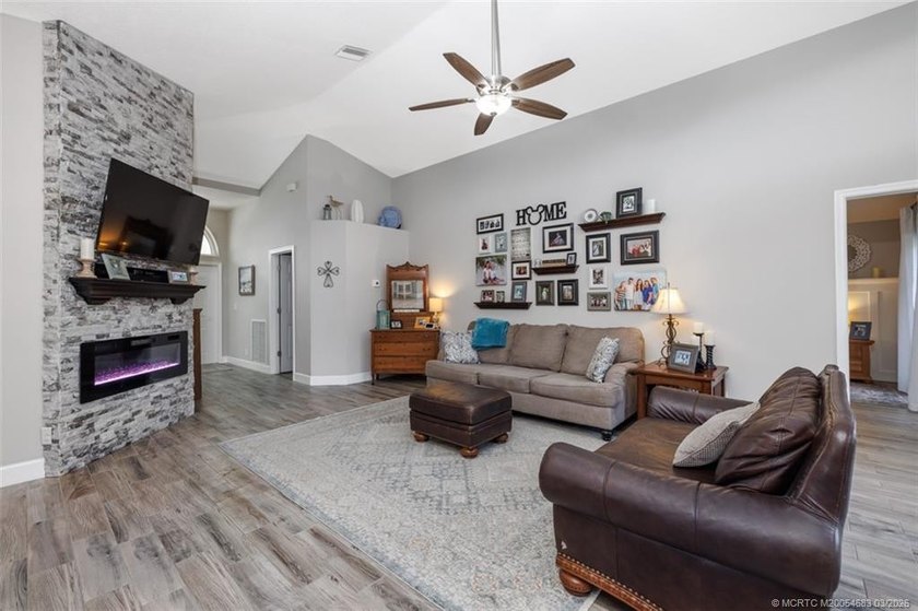 Priced to sell! Gorgeous 3-bed, 2-bath, 2-car-garage home in - photo 10