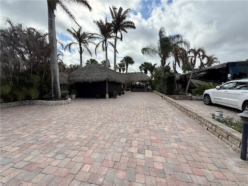 Enjoy sweeping panoramic views from this exceptional 3,031 sq ft - photo 3