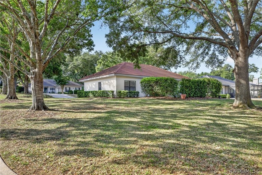 description: Beneath the shade of grand oaks, this updated 3-bed - photo 4