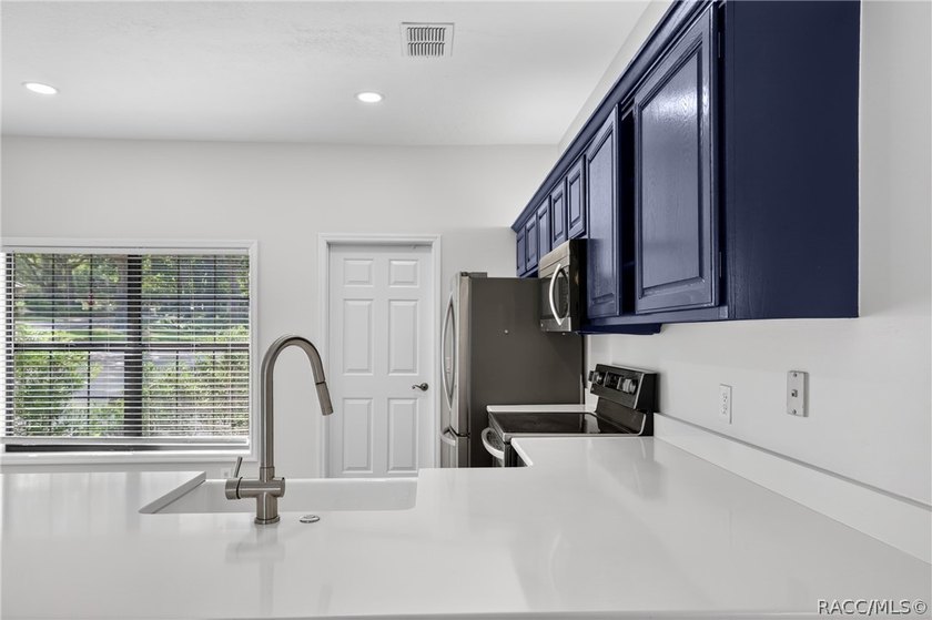 description: Beneath the shade of grand oaks, this updated 3-bed - photo 6