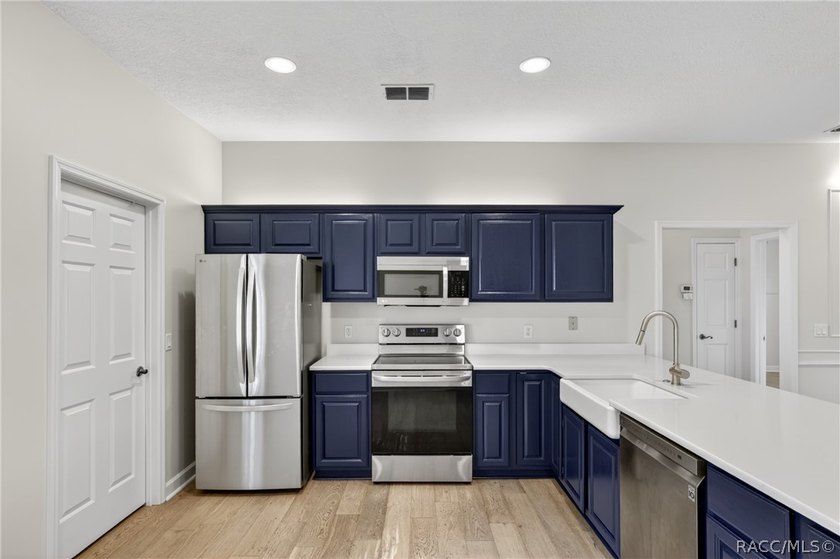 description: Beneath the shade of grand oaks, this updated 3-bed - photo 8