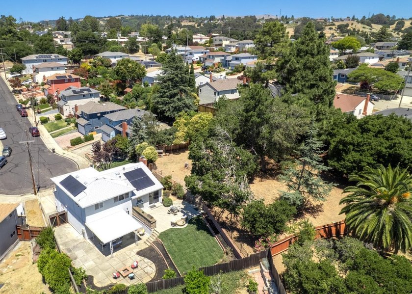 Charming Castro Valley home with Natural Beauty of a Back Yard - photo 2