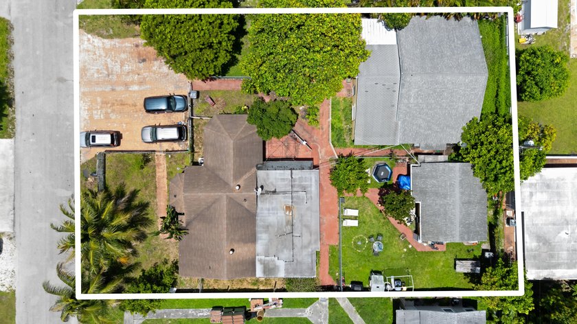 Located on an expansive lot, almost 14,000 sq ft, 4373 Venus Ave - photo 20