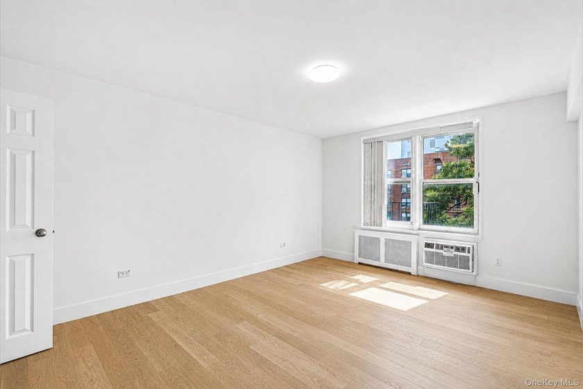 Newly renovated 1-bedroom co-op | 0.2 mi to Queens Botanical - photo 13