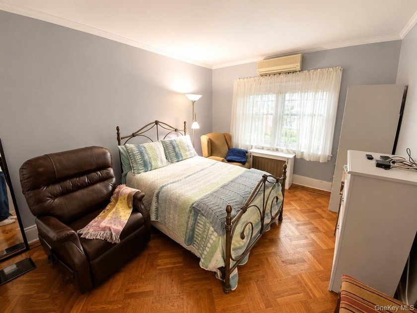 Beautiful Attached Home in Prime North Flushing - School - photo 14