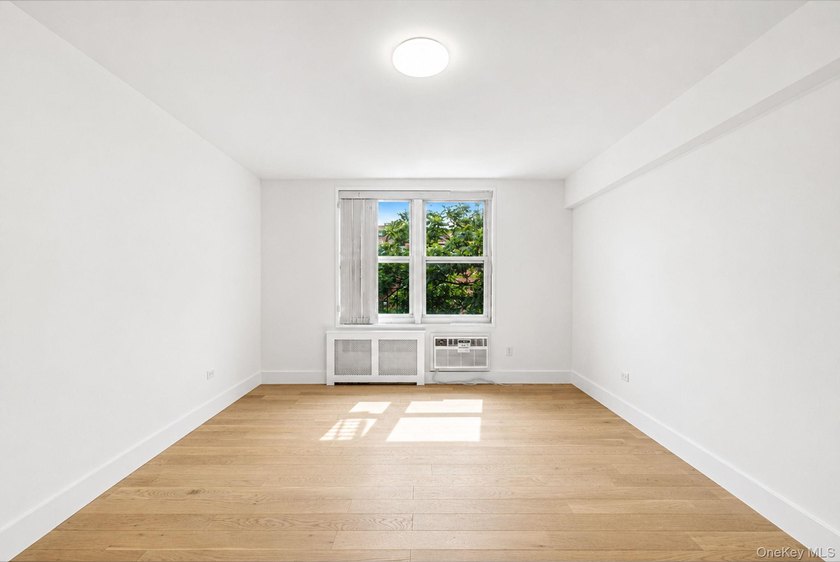 Newly renovated 1-bedroom co-op | 0.2 mi to Queens Botanical - photo 15