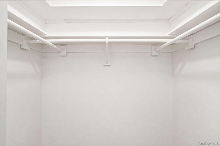 Newly renovated 1-bedroom co-op | 0.2 mi to Queens Botanical - photo 17