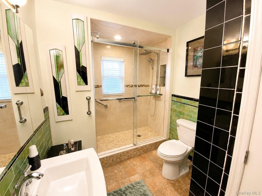 Beautiful Attached Home in Prime North Flushing - School - photo 17